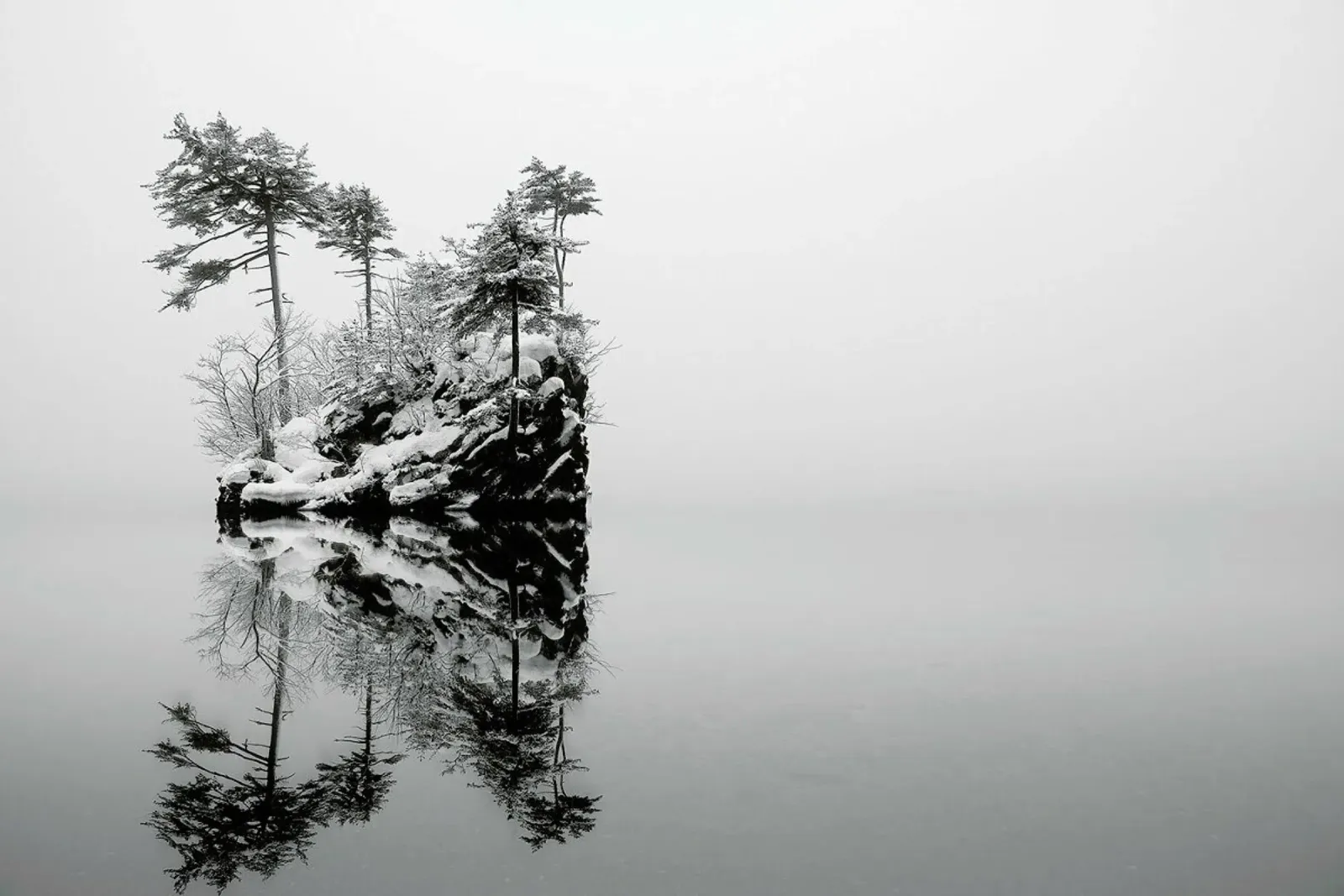 Little Island - Ikuo Iga poster con telaio in legno da Pictufy