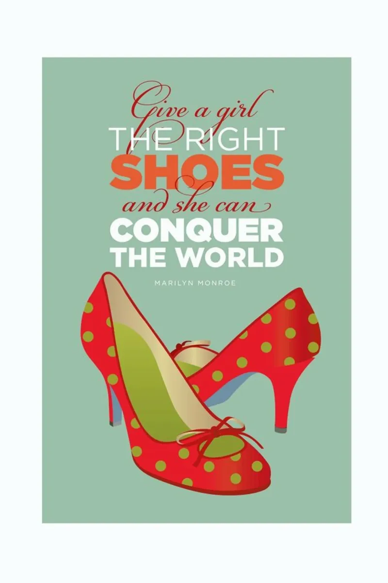 Monroe Shoes poster avec cadre en bois de Visual Philosophy
