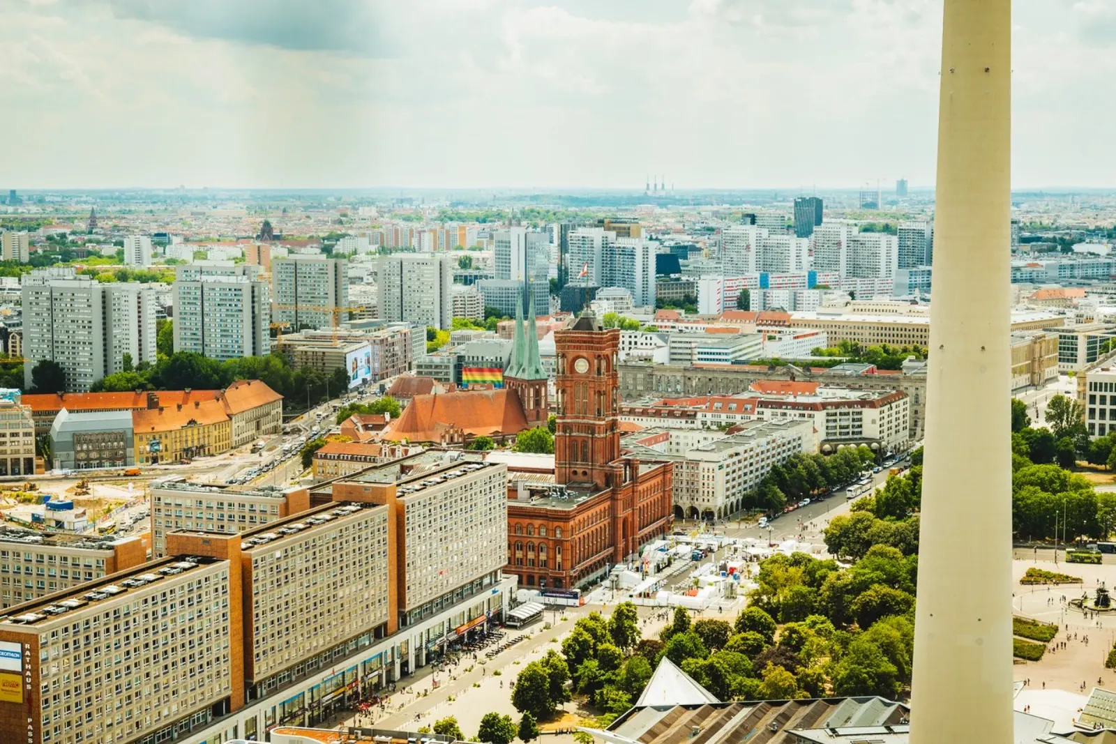 Berlino Alexanderplatz - Vista sulla città e sul Rotes Rathaus pellicola backlit da Berlin Moments