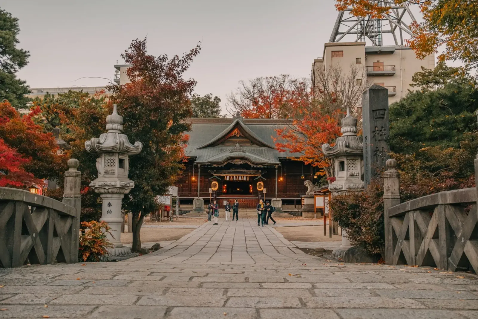 Santuario d'autunno a Matsumoto, Giappone poster con telaio in plastica da Marcel Bisig