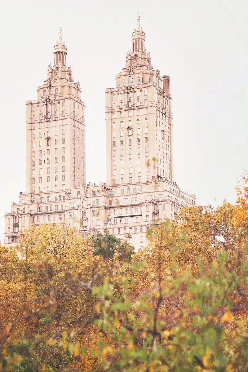 New York, USA I Le torri di San Remo a Central Park poster da Julie Travel Photography
