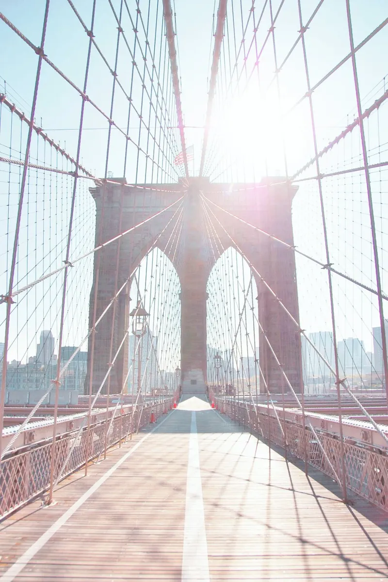 New York, USA I Soleil sur Brooklyn bridge matinal minimal pellicola backlit da Julie Travel Photography