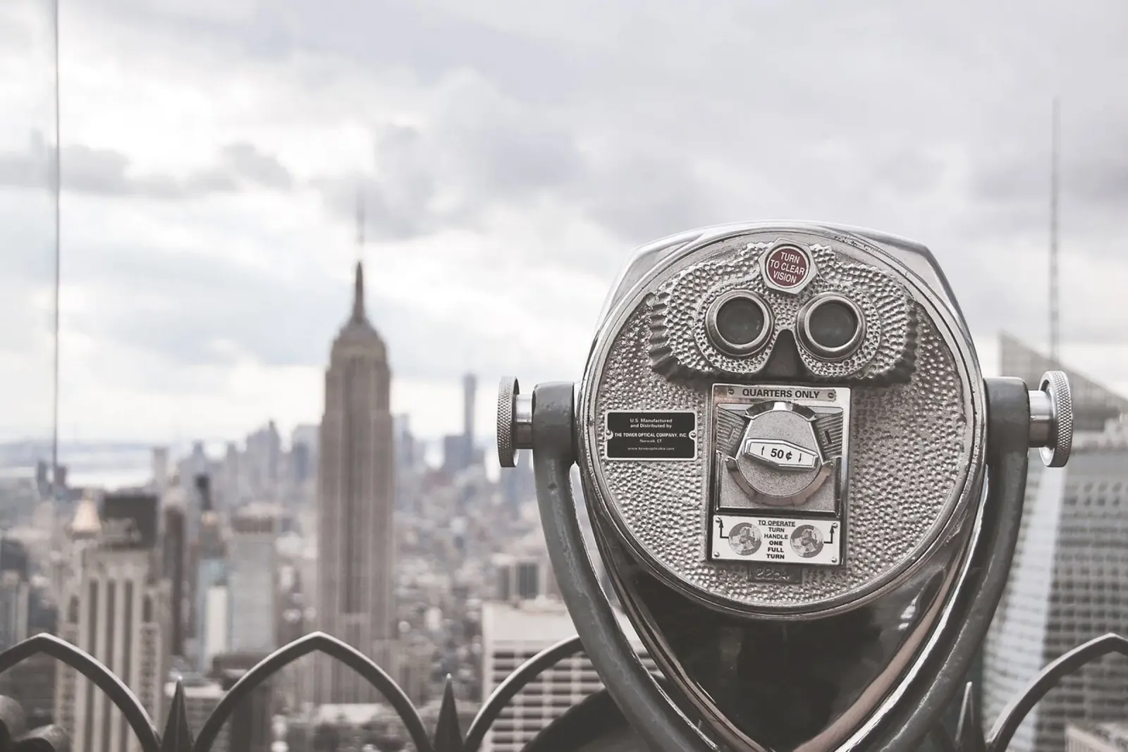 New York, VS I Manhattan skyline grijs zwart-wit hahnemühle van Julie Travel Photography