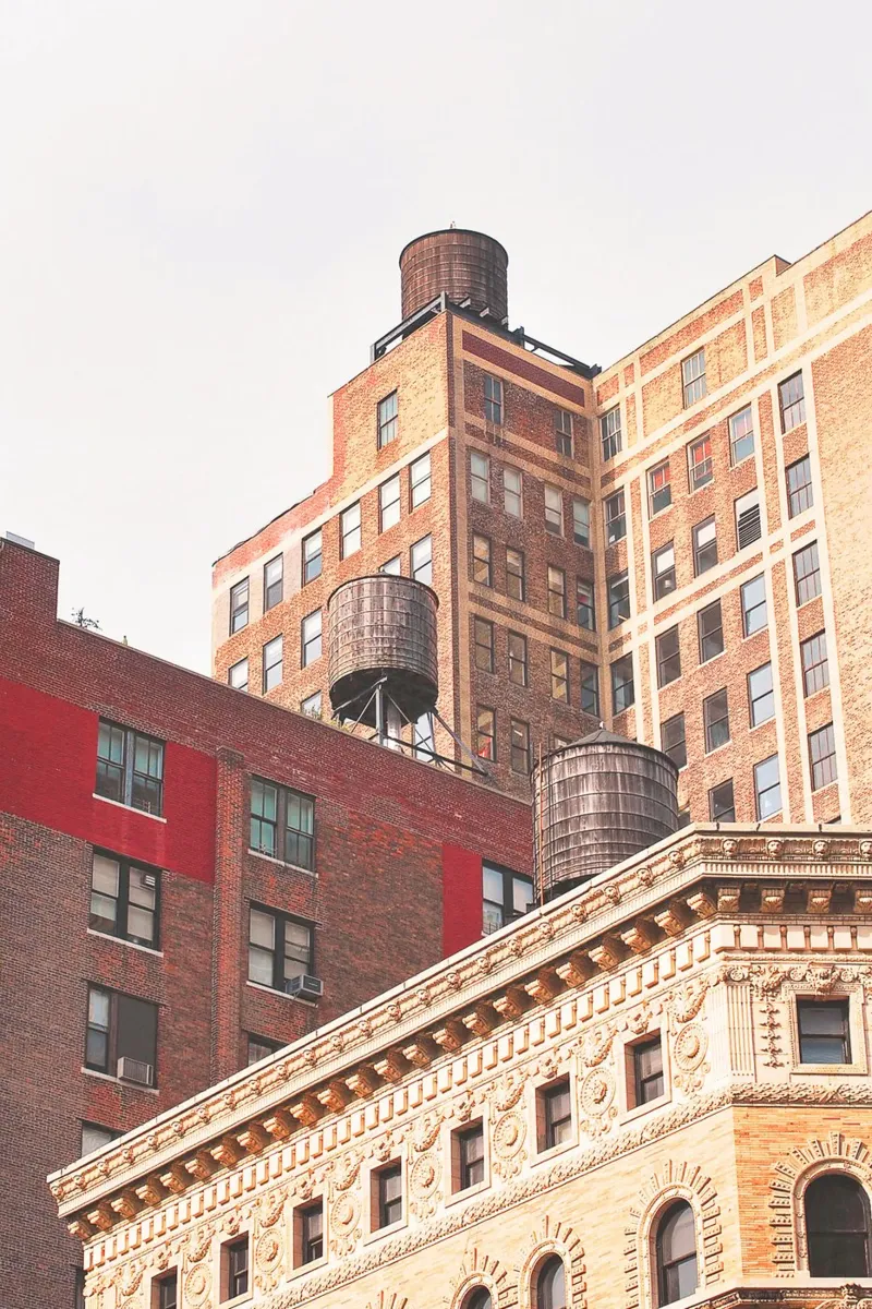 New York, États-Unis I Toits de citernes dans l'horizon industriel poster avec cadre en plastique de Julie Travel Photography