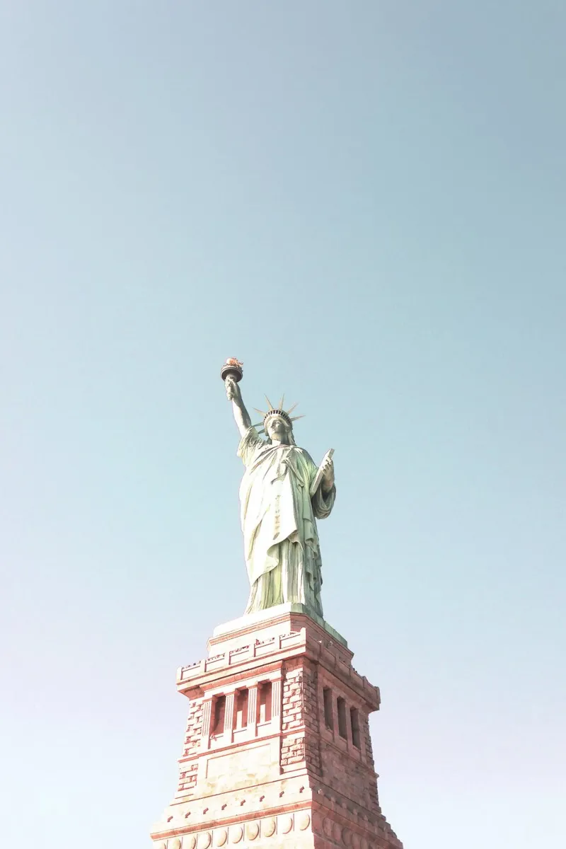 New York, USA I Statua della Libertà in colori pastello pellicola backlit da Julie Travel Photography