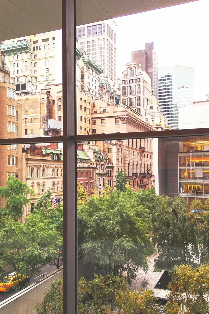 New York, USA I Veduta dello skyline dei grattacieli del MOMA poster con telaio in plastica da Julie Travel Photography