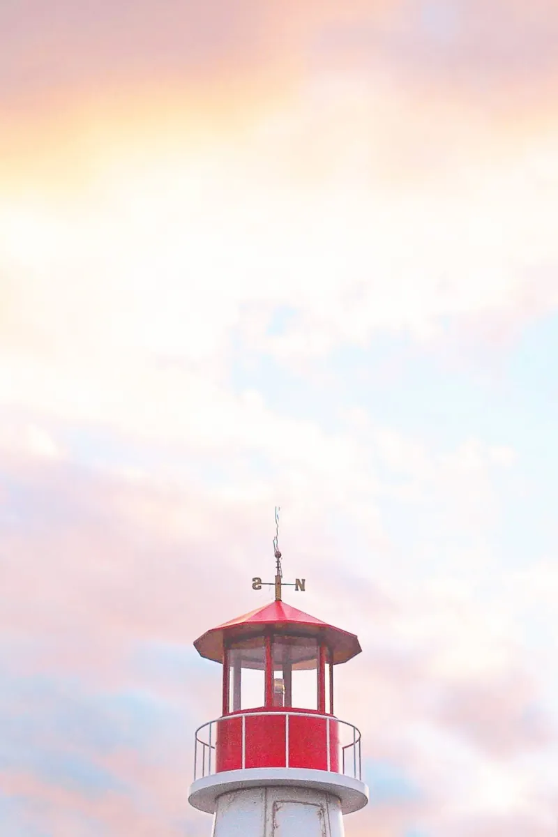 New York, USA I Leuchtturm von Coney Island bei Sonnenuntergang Backlit Folie von Julie Travel Photography