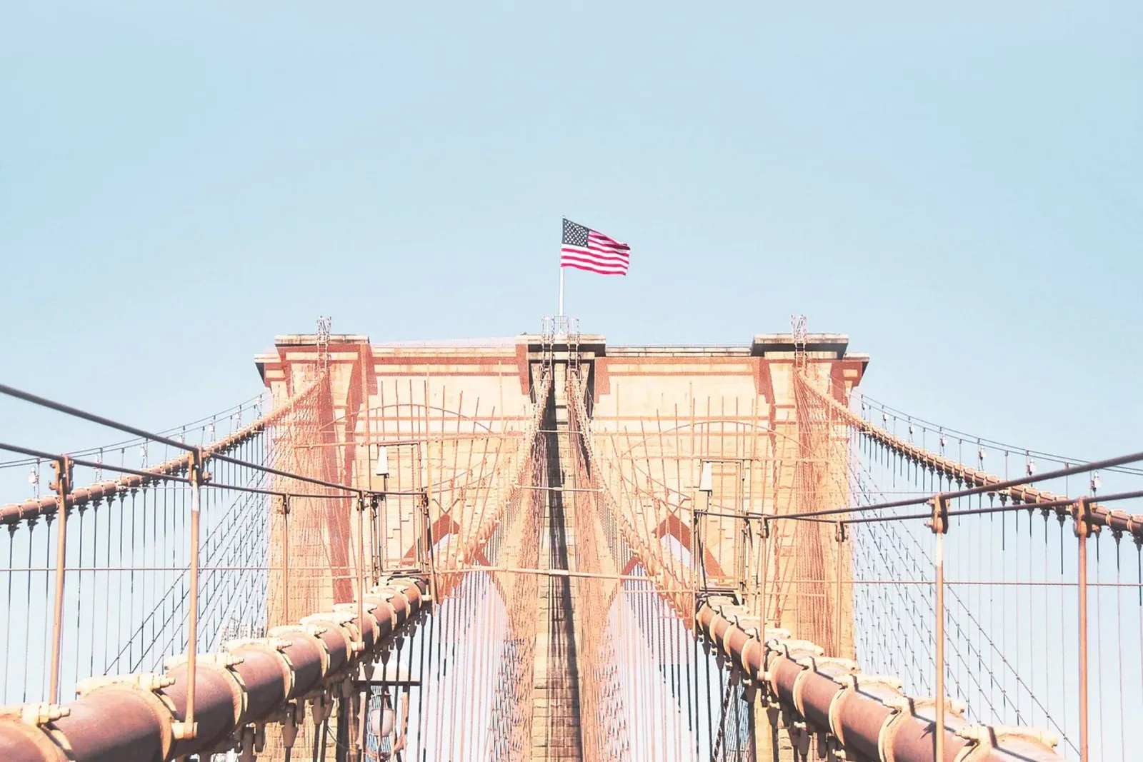 New York, VS I Brooklyn Bridge en Amerikaanse vlag canvas met Baklijst van Julie Travel Photography