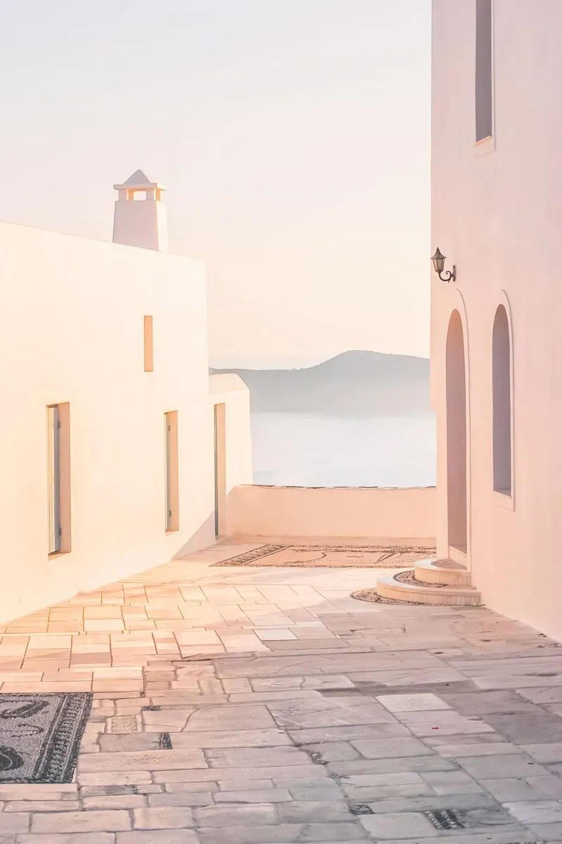 Milos, Grecia I Luz del atardecer desde las Cícladas poster con marco de madera de Julie Travel Photography