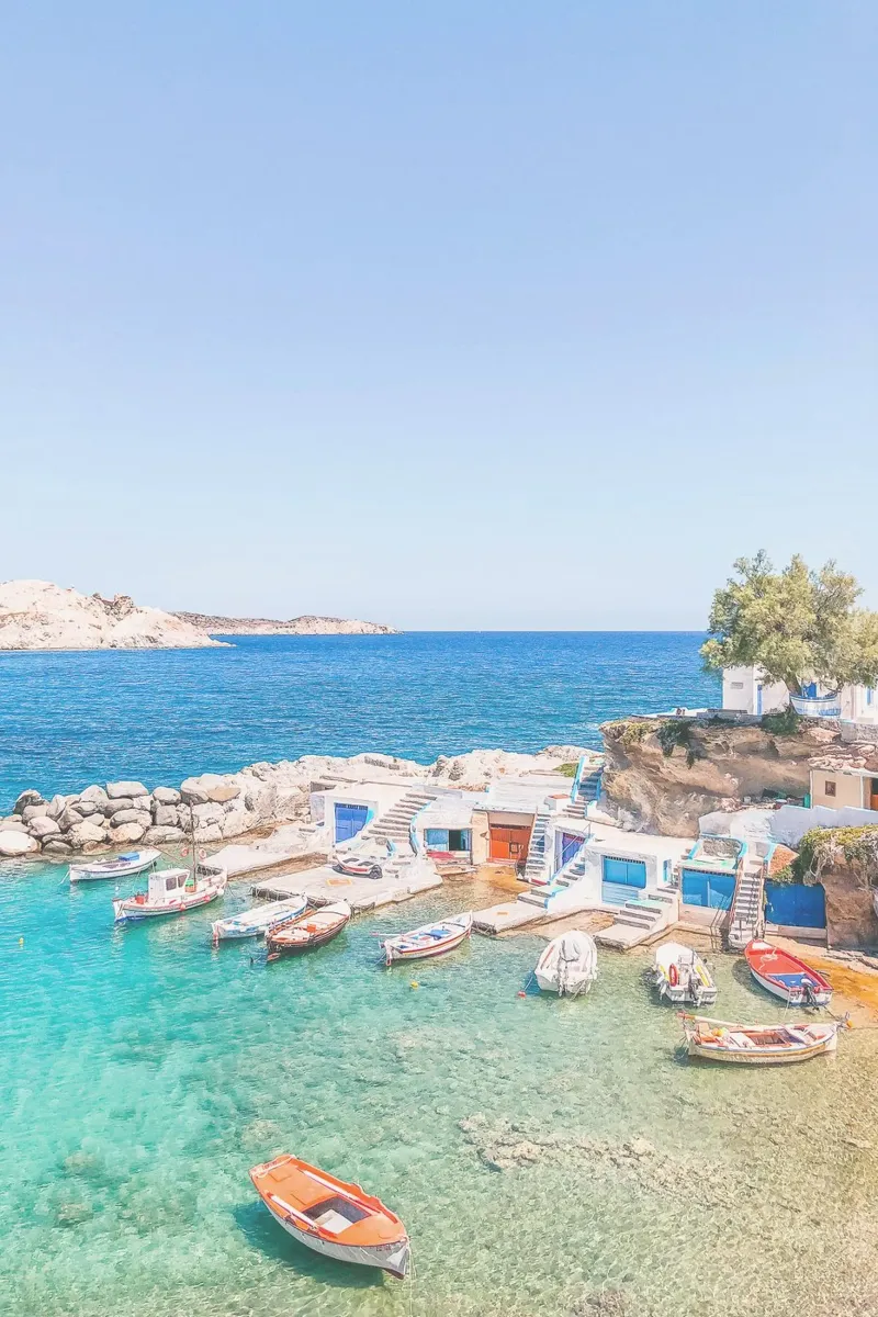Milos, Grecia I Spiaggia e il colorato villaggio di pescatori di Mandrakia pellicola backlit da Julie Travel Photography
