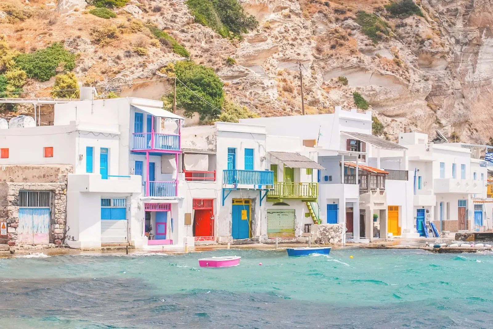 Milos, Grecia I Colorato villaggio di pescatori nel porto di Klima pellicola backlit da Julie Travel Photography