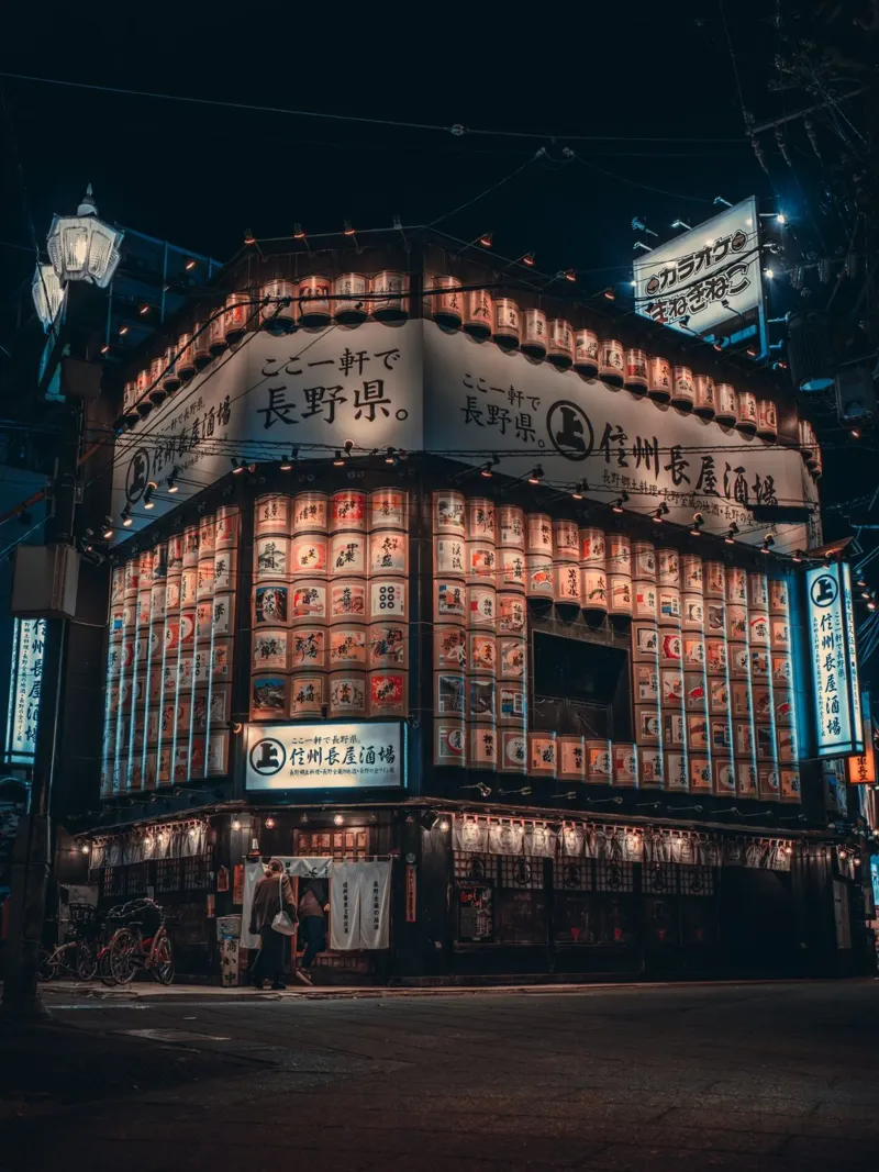 Notte al neon della città di Nagano, Giappone poster con telaio in legno da Marcel Bisig
