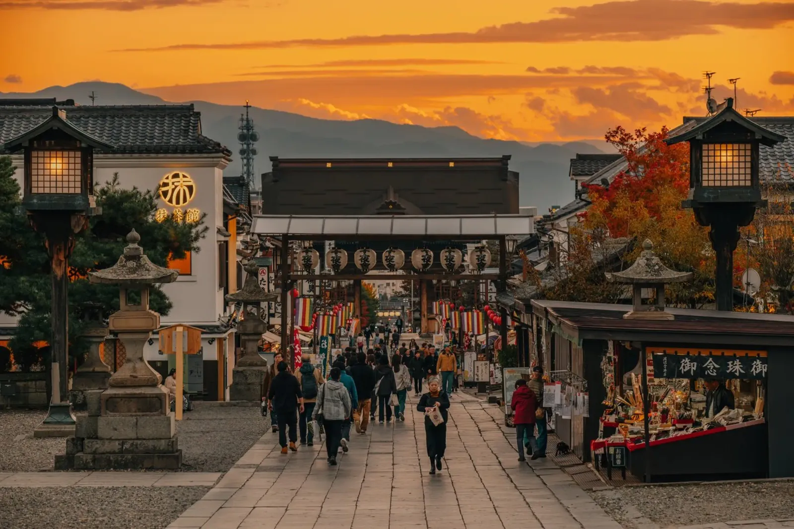 Tramonto d'autunno a Nagano, Giappone pellicola backlit da Marcel Bisig