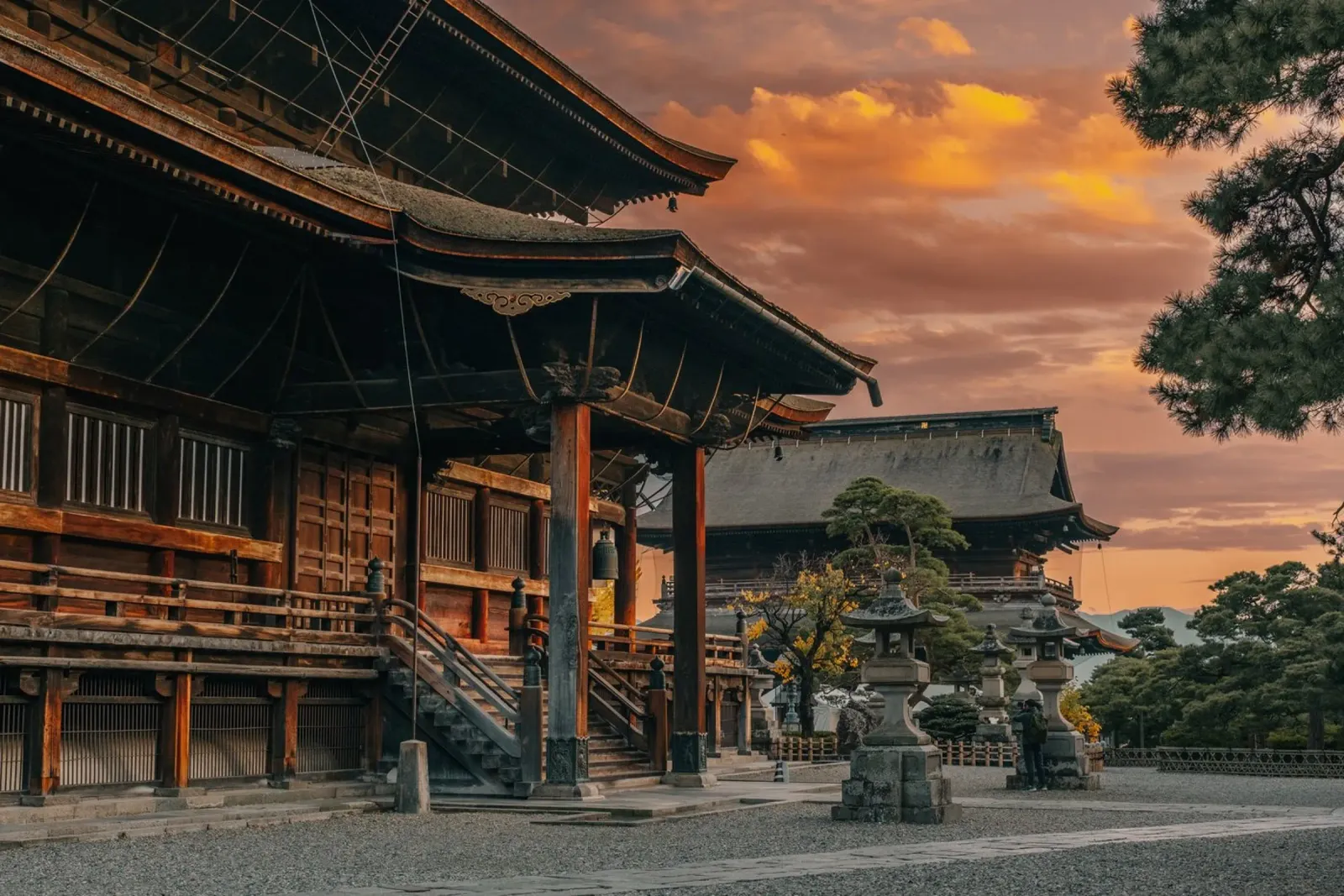 Tramonto del tempio Zenkoji a Nagano, Giappone pellicola backlit da Marcel Bisig