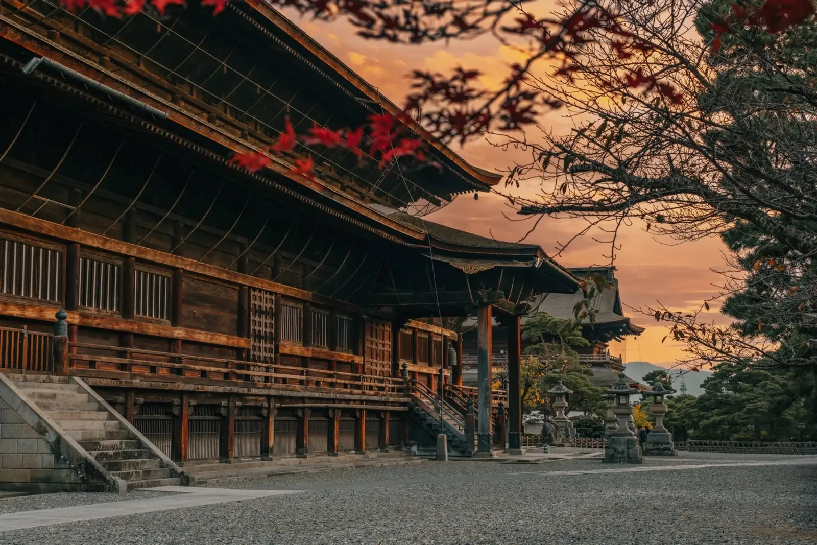 Tramonto del tempio Zenkoji a Nagano, Giappone pellicola backlit da Marcel Bisig