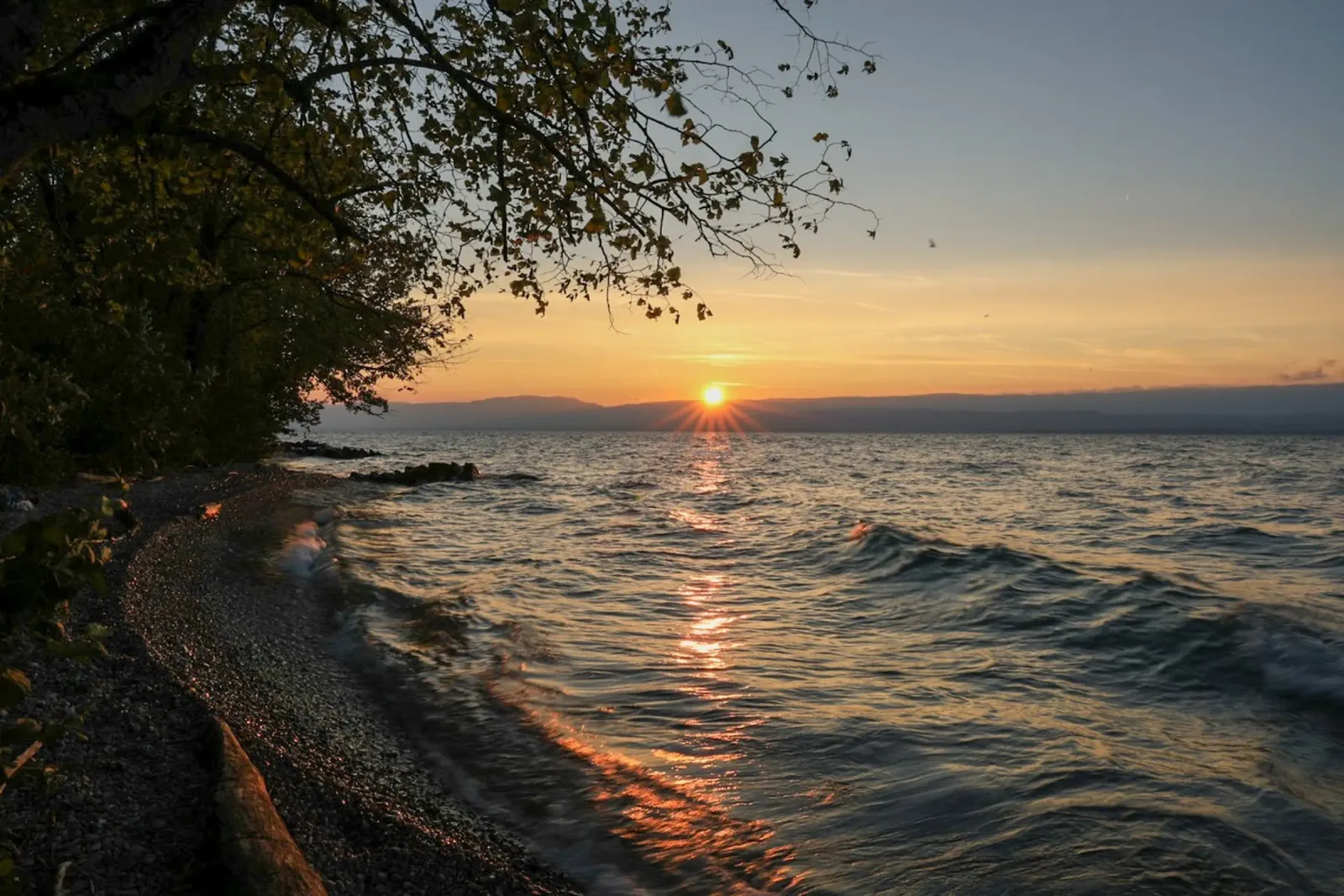 Tramonto dorato sul lago poster con telaio in plastica da Atelier_SousleMont_Photography