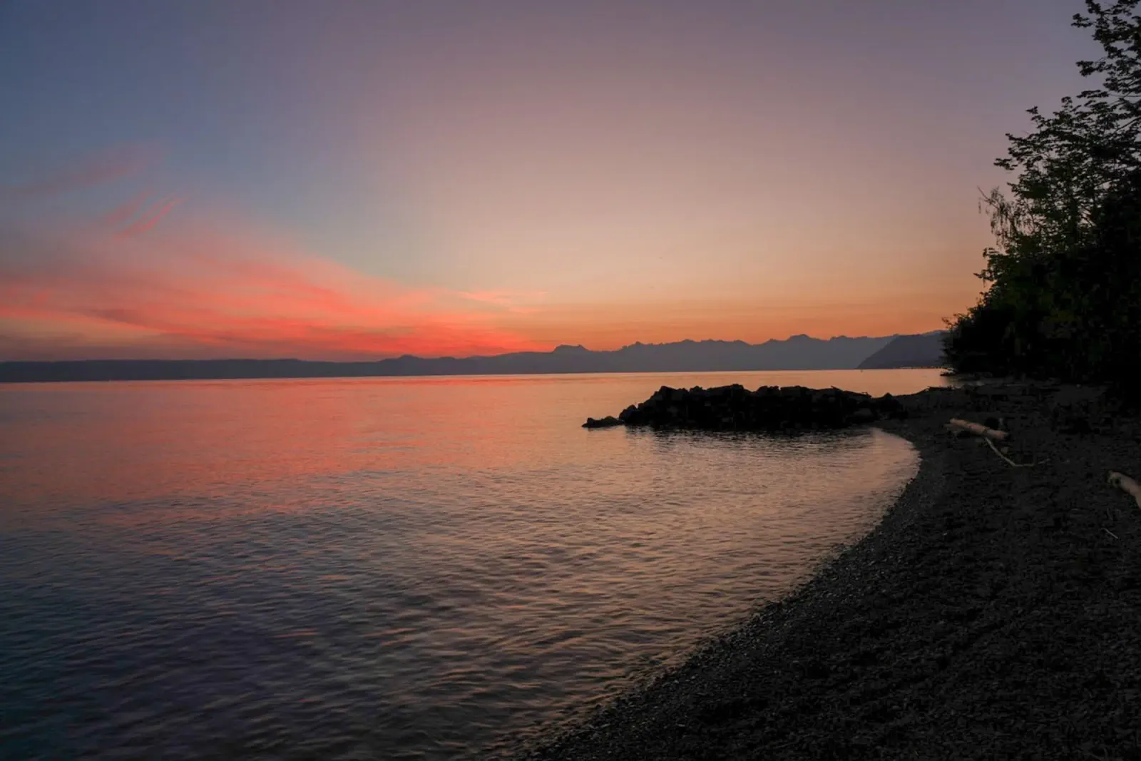 L'alba sul lago poster con telaio in legno da Atelier_SousleMont_Photography