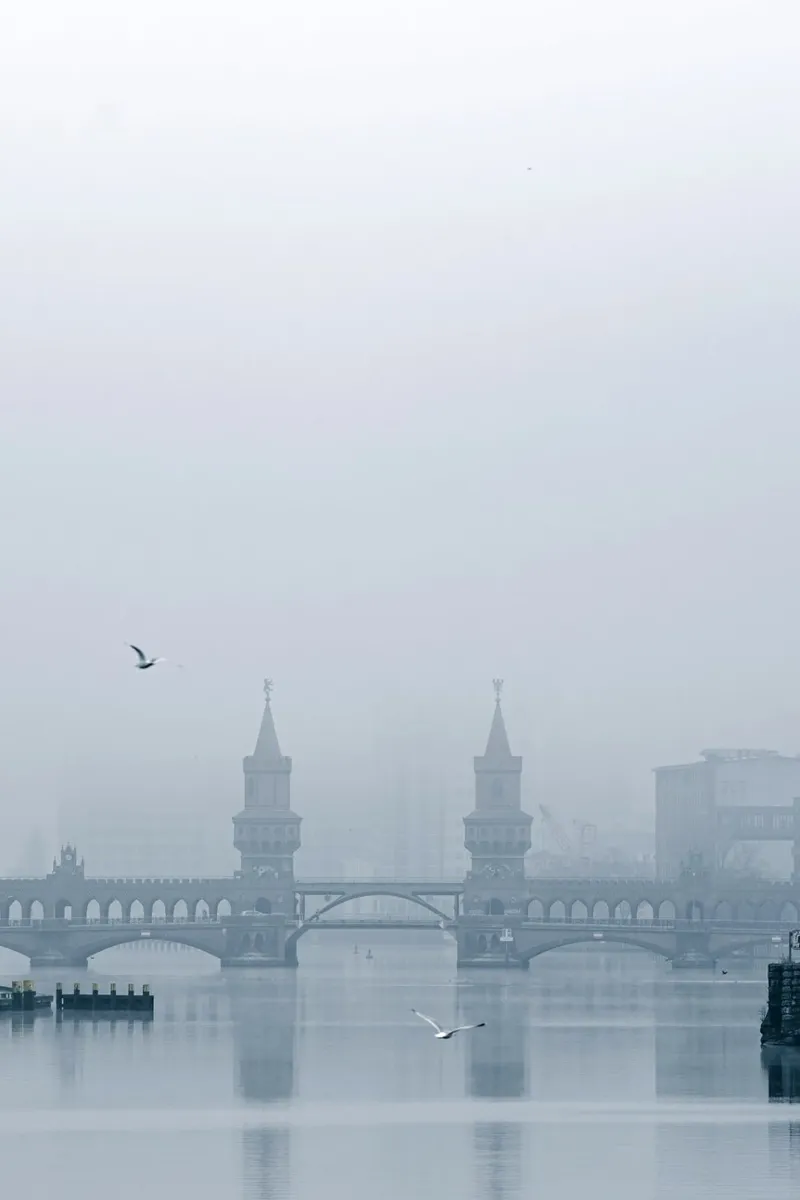 Il ponte Oberbaum nella nebbia invernale pannello forex da Henk Henkel