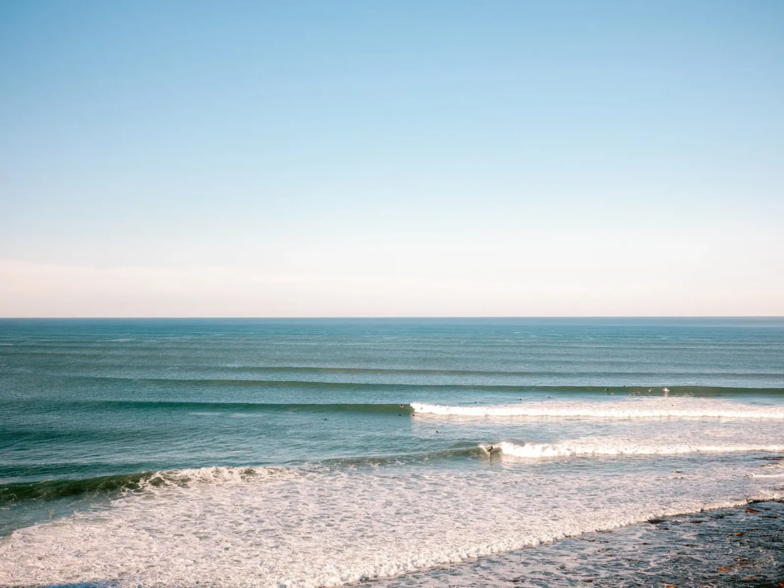 Surf Lines in Ericeira - Travel Photography pellicola backlit da Raisa Zwart Photography