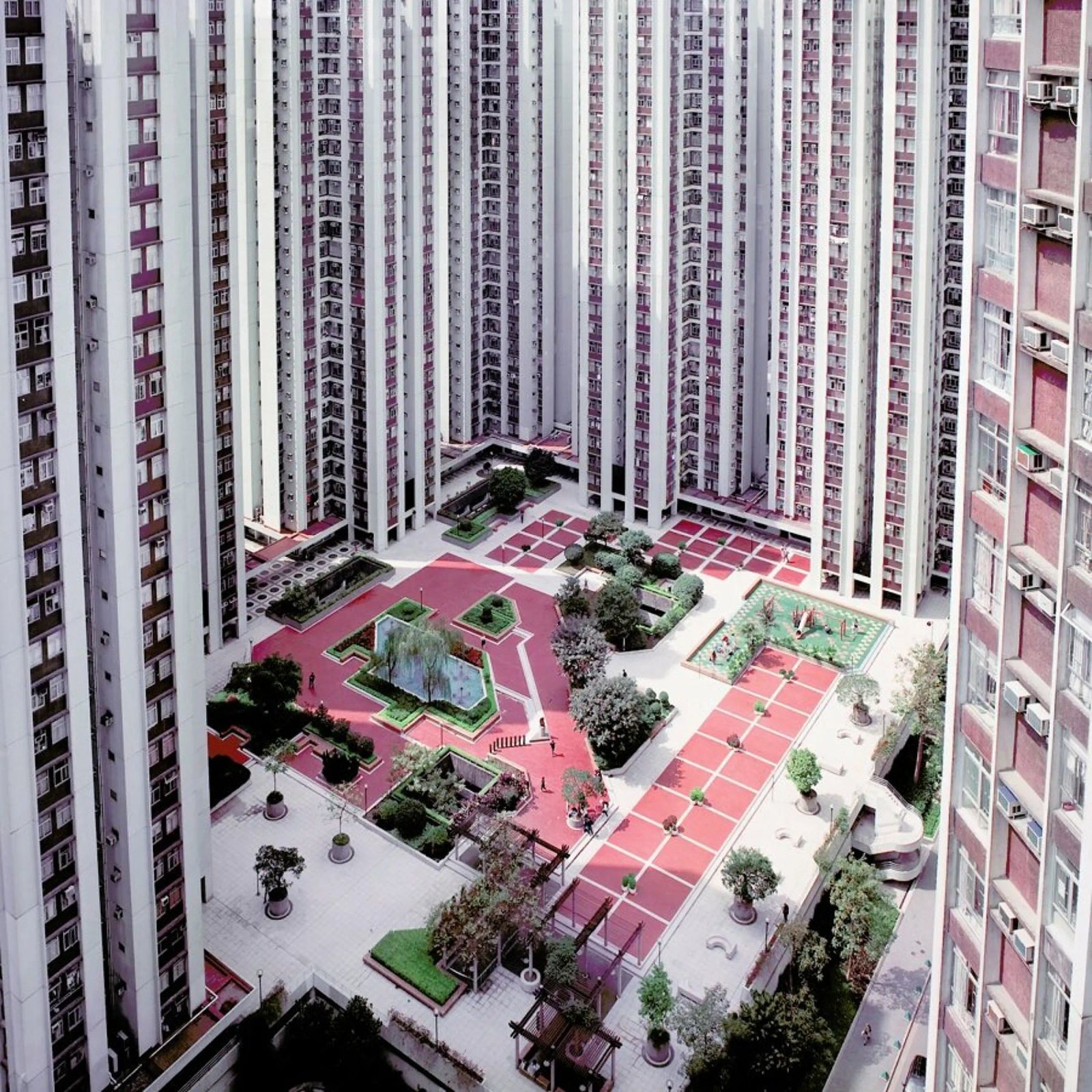 Hong Kong Buildings Courtyard pellicola backlit da Julian Wolkenstein