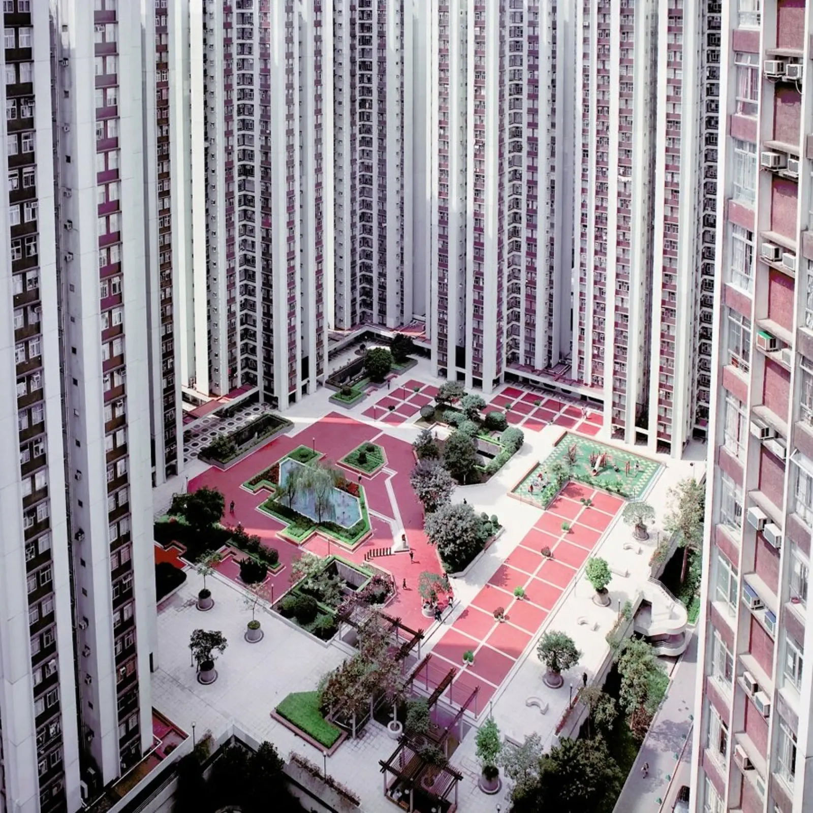 Hong Kong Buildings Courtyard pellicola backlit da Julian Wolkenstein