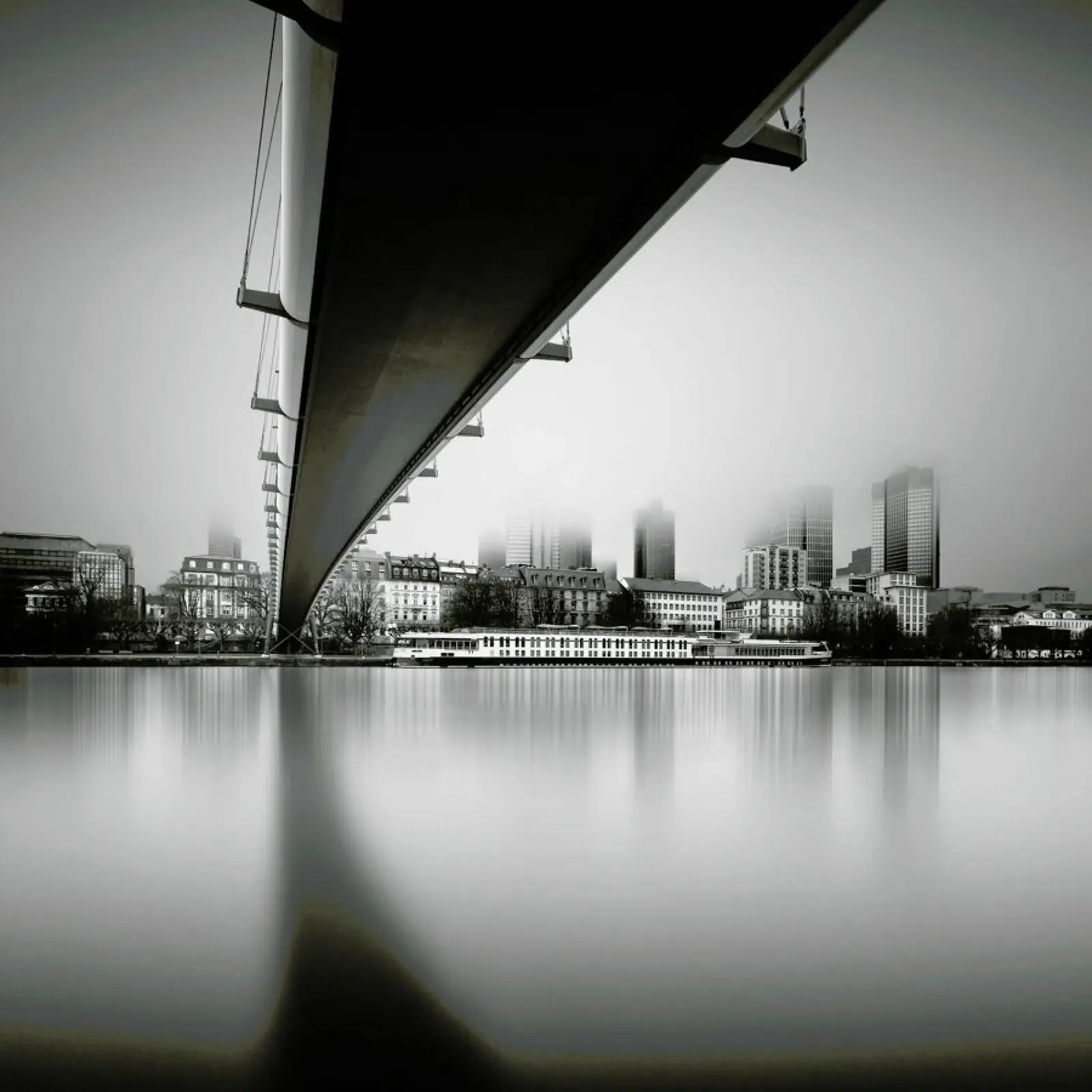 Frankfurt Financial District poster con telaio in legno da Håggard Photography | Ronny Behnert