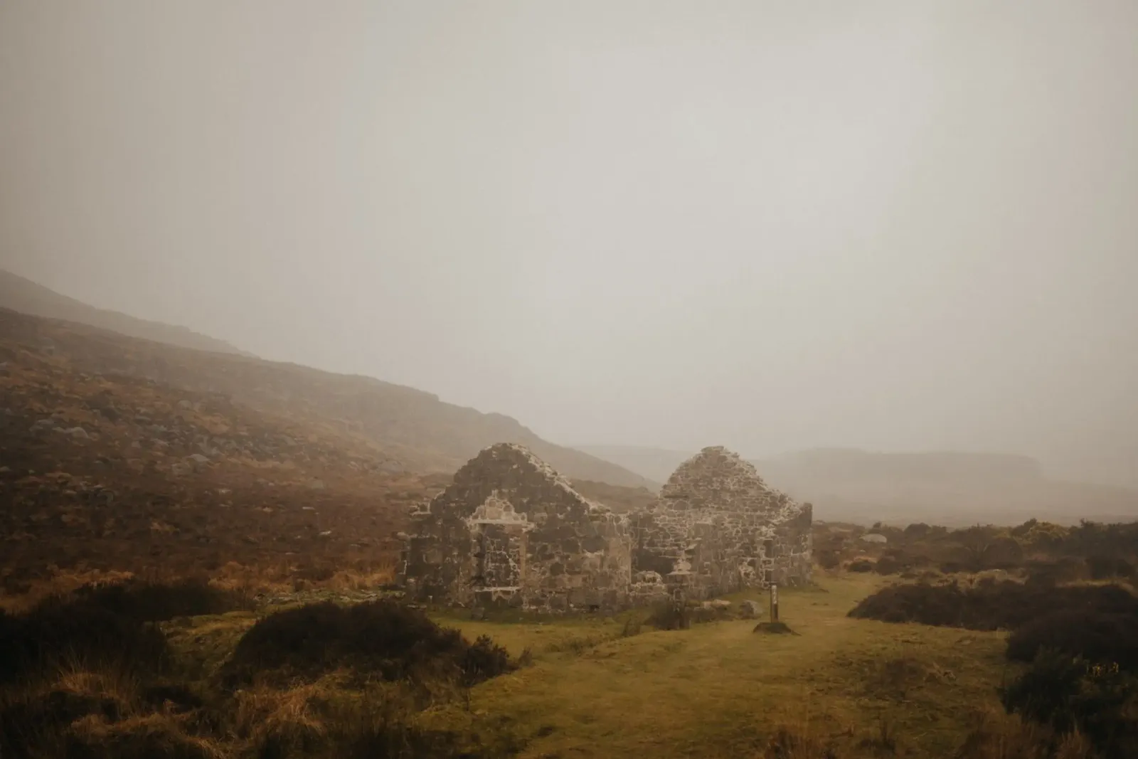 Ruine in Irland poster avec cadre en bois de Stina Freytag