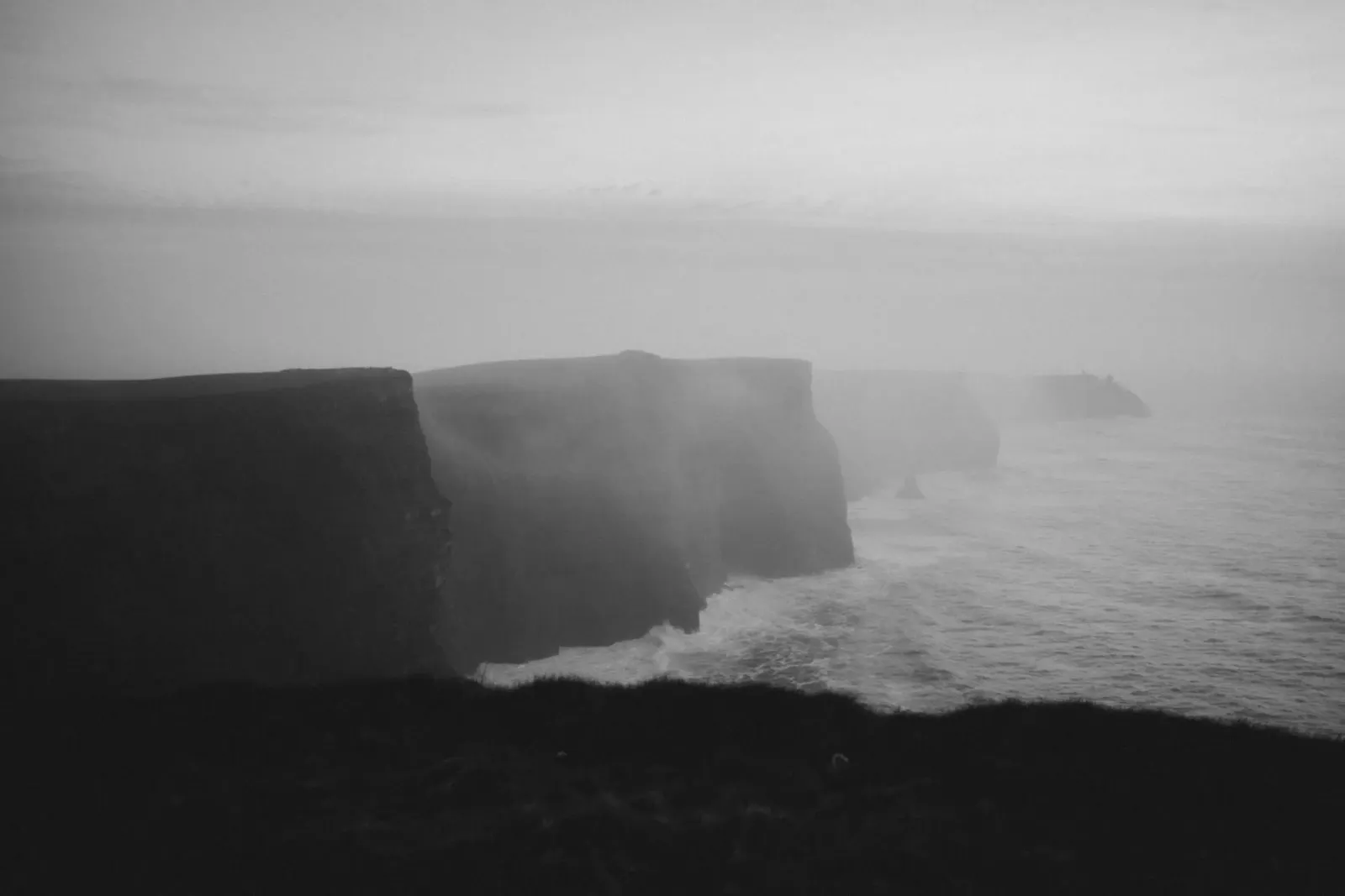 Cliffs of Moher, Irland, schwarz weiß am Abend, Querformat Hahnemühle von Stina Freytag