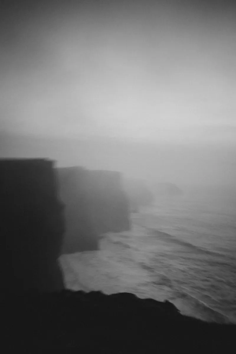 Cliffs of Moher, Irland, schwarz weiß am Abend, Hochformat carta hahnemühle da Stina Freytag