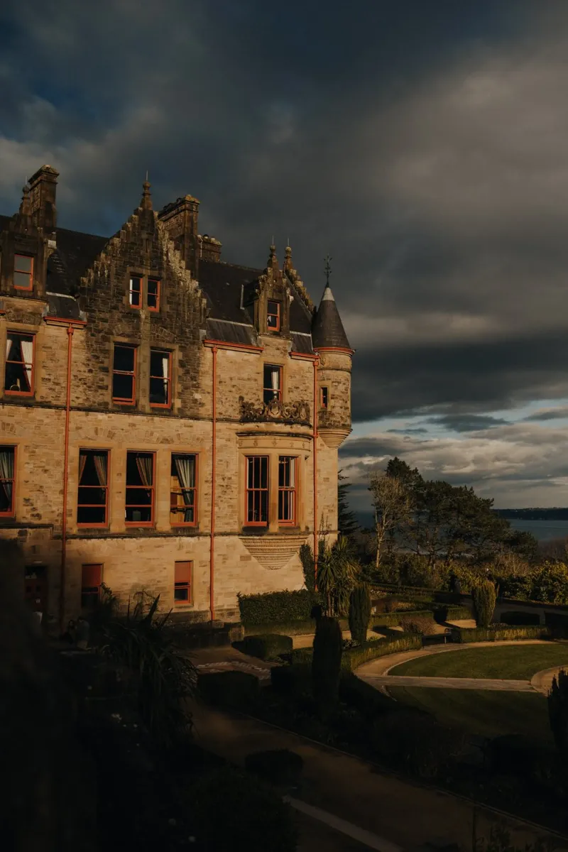 Belfast Castle, Irland, im Sonnenuntergang Forex-Platte von Stina Freytag