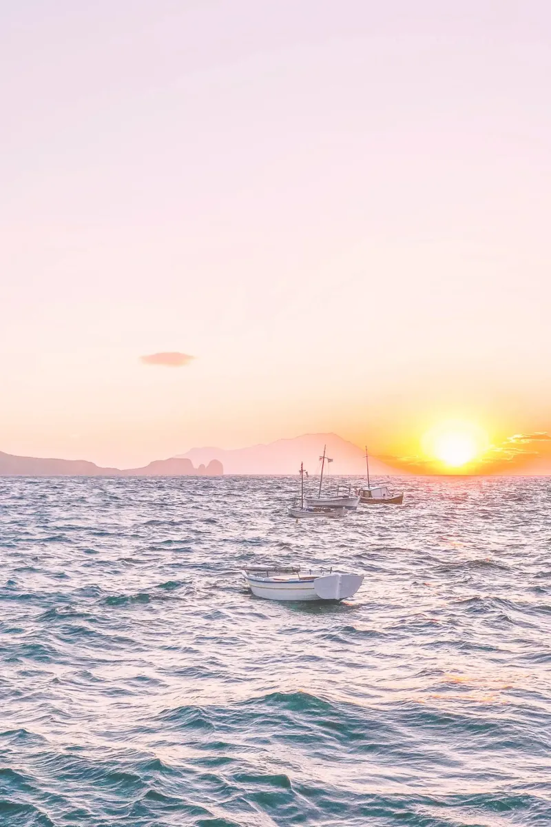 Milos, Grecia I Tramonto rosa pastello poster con telaio in alluminio da Julie Travel Photography