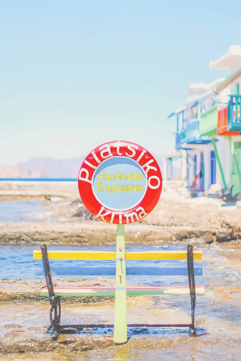 Milos, Grecia I Il piccolo e colorato villaggio di pescatori di Klima poster con telaio in legno da Julie Travel Photography