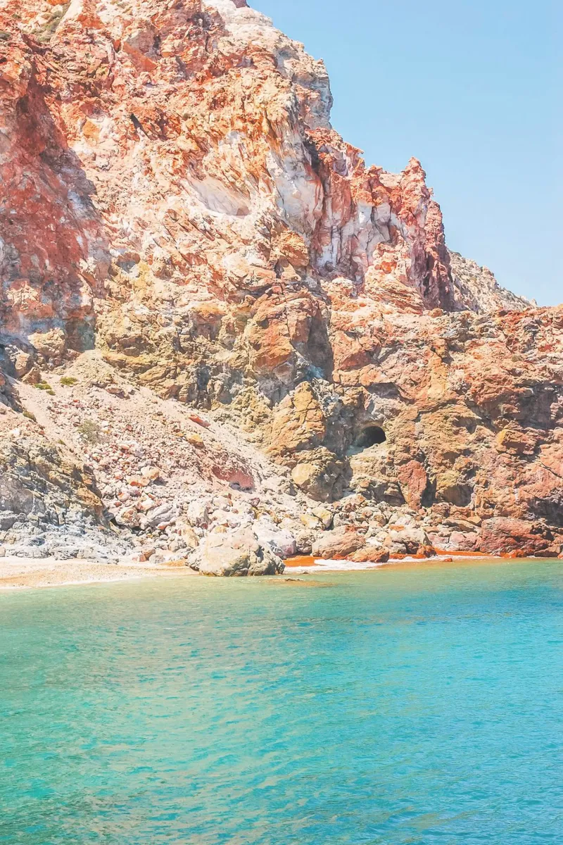 Milos, Grèce I Plage paradisiaque nature roche sable rouge hahnemühle de Julie Travel Photography
