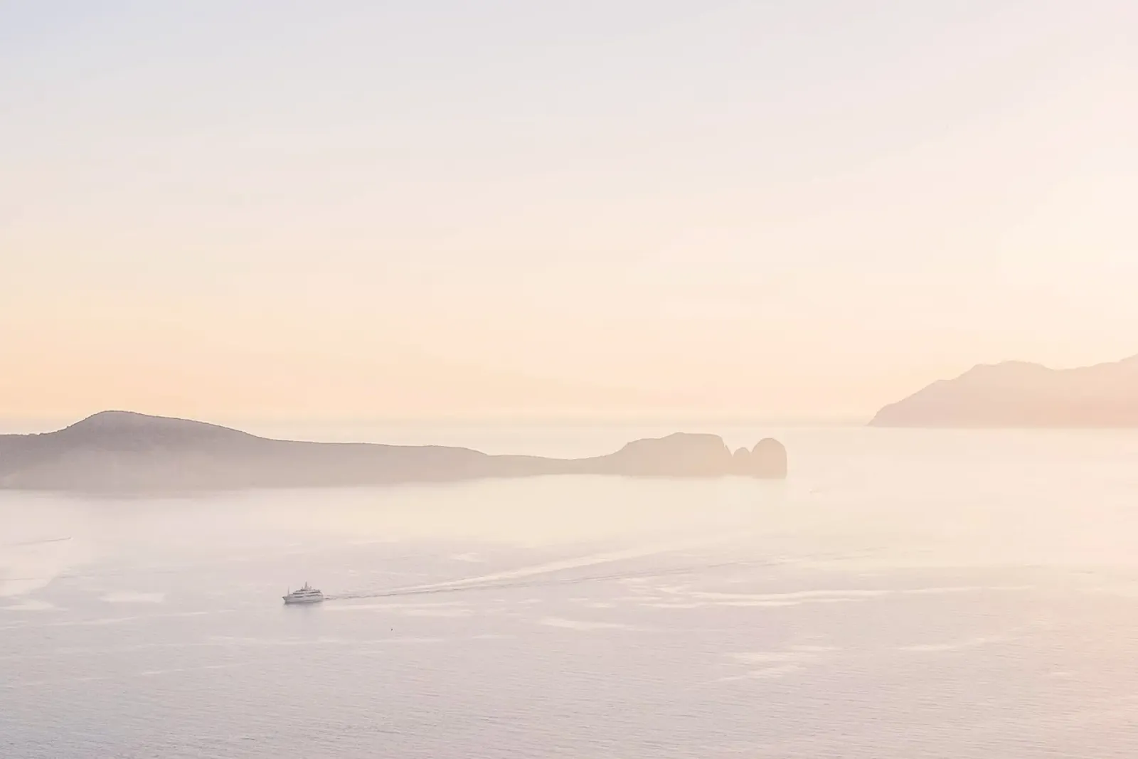 Milos, Grecia I Tramonto rosa pastello poster con telaio in plastica da Julie Travel Photography