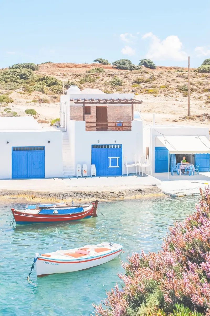 Milos, Grecia I Villaggio di pescatori bianco-blu pellicola backlit da Julie Travel Photography