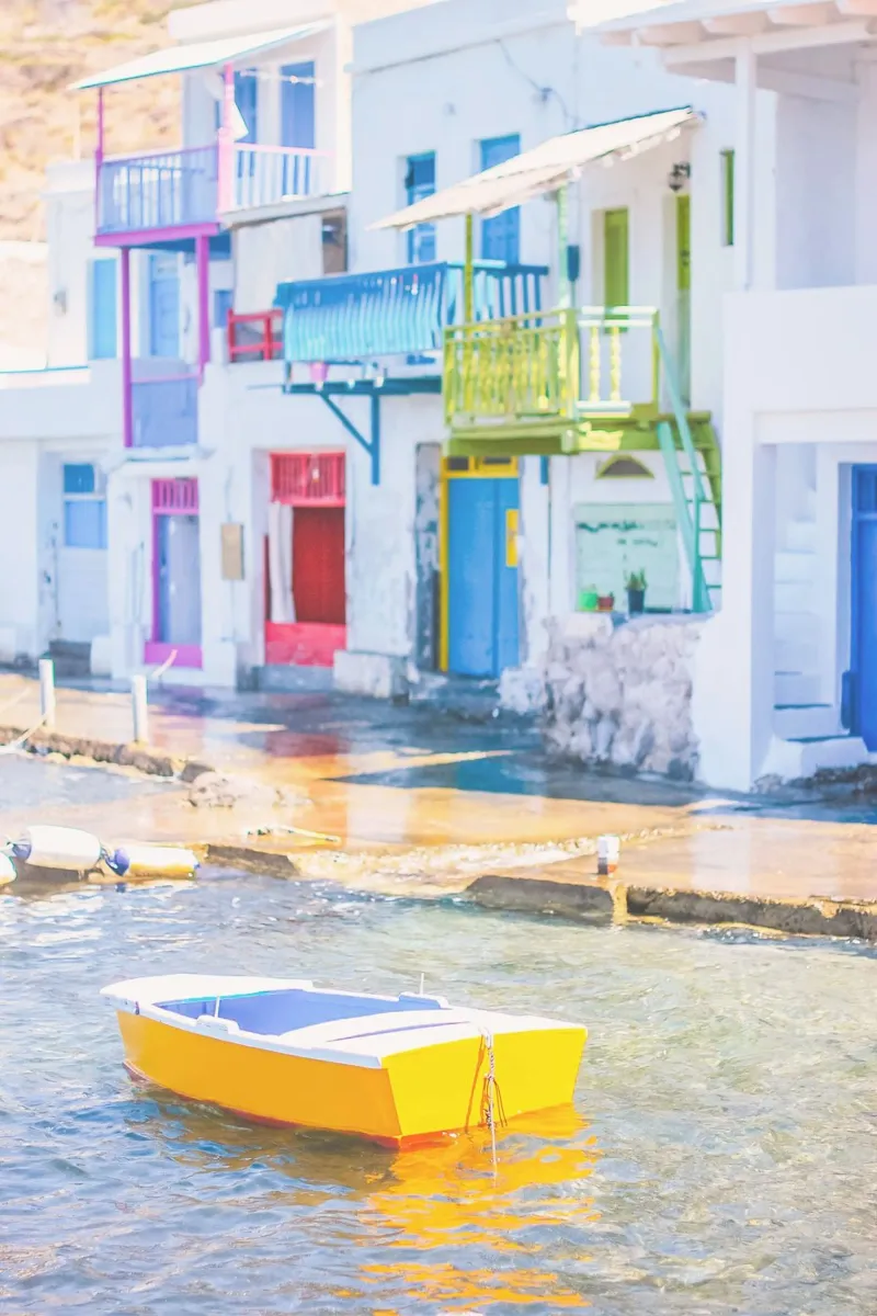 Milos, Grecia I Barca gialla nel porto di pescatori di Klima pellicola backlit da Julie Travel Photography