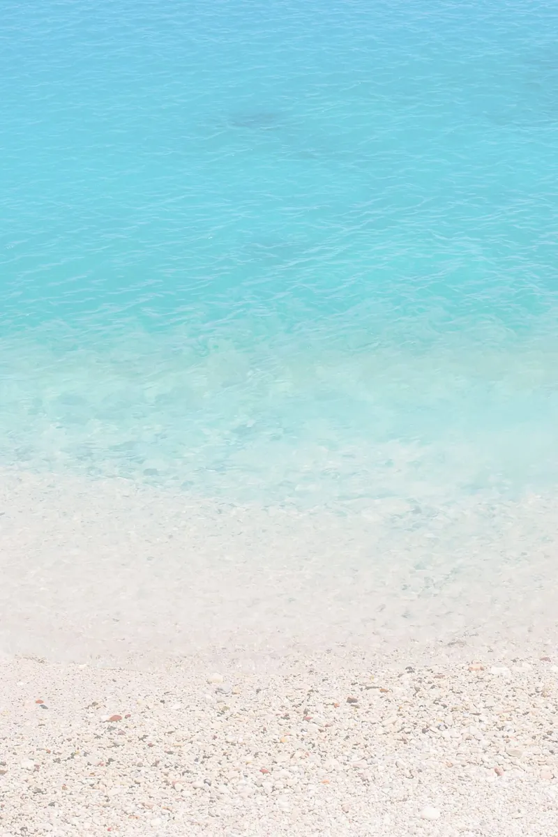 Milos, Grèce I Mer Méditerranée minimaliste d'eau turquoise poster avec cadre en plastique de Julie Travel Photography