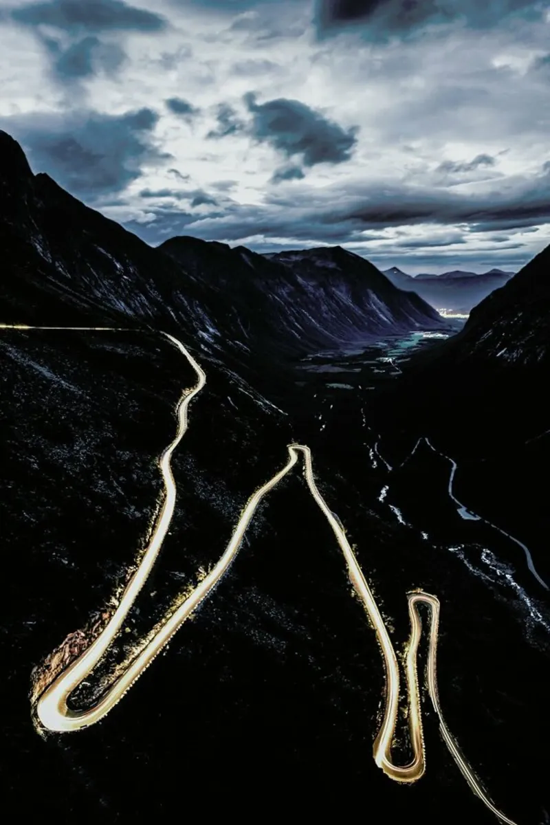 Trollstigen poster con telaio in legno da Chris Abatzis