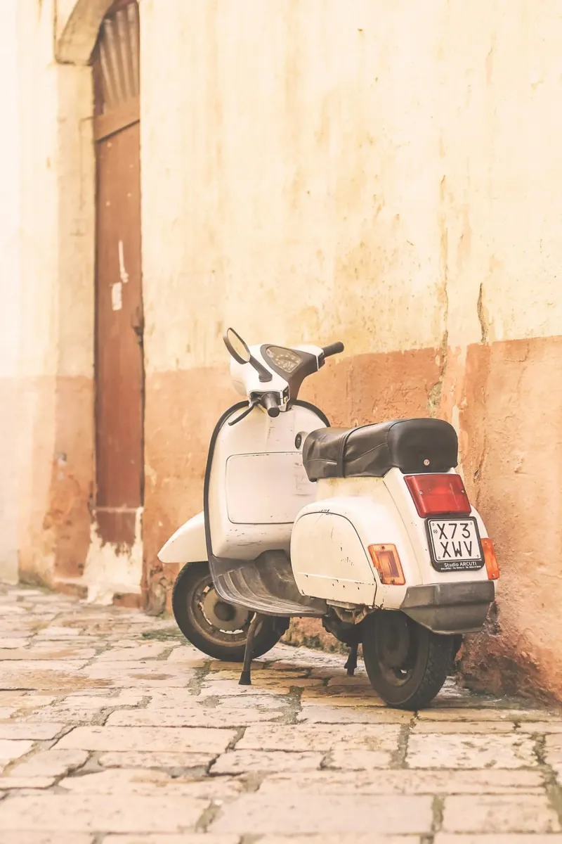 Puglia, Italia I Scooter d'epoca retrò carta hahnemühle da Julie Travel Photography