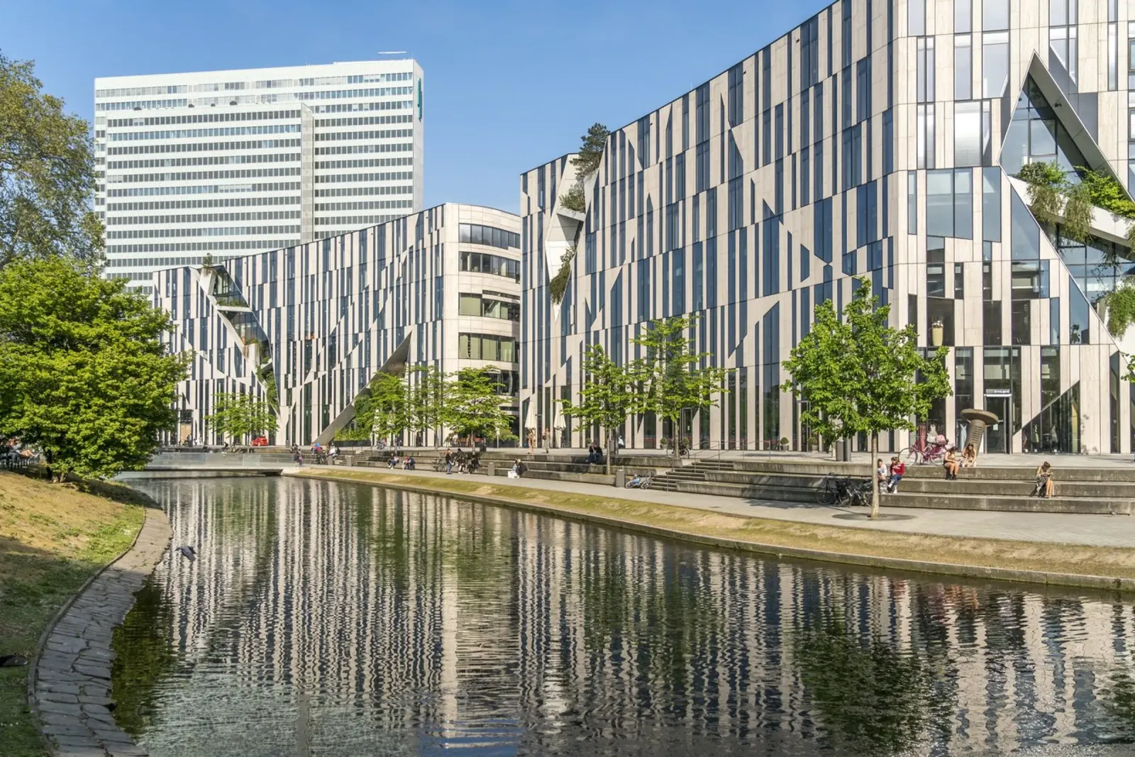 Kö-Bogen Duesseldorf pellicola backlit da Reisefotografie - Bilder aus aller Welt