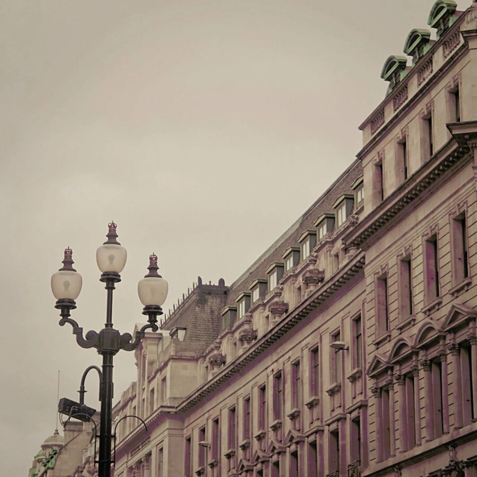 Regent St Square pellicola backlit da Keri Bevan