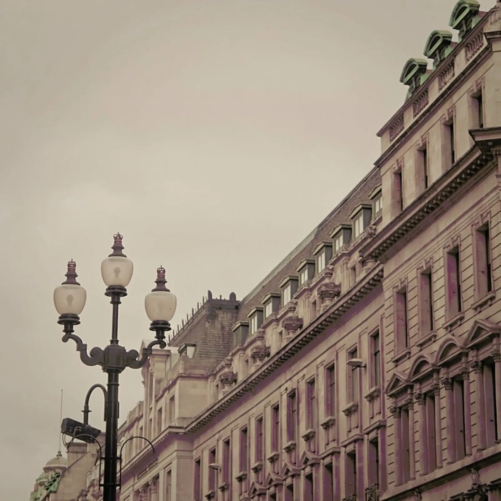 Regent St Square pellicola backlit da Keri Bevan