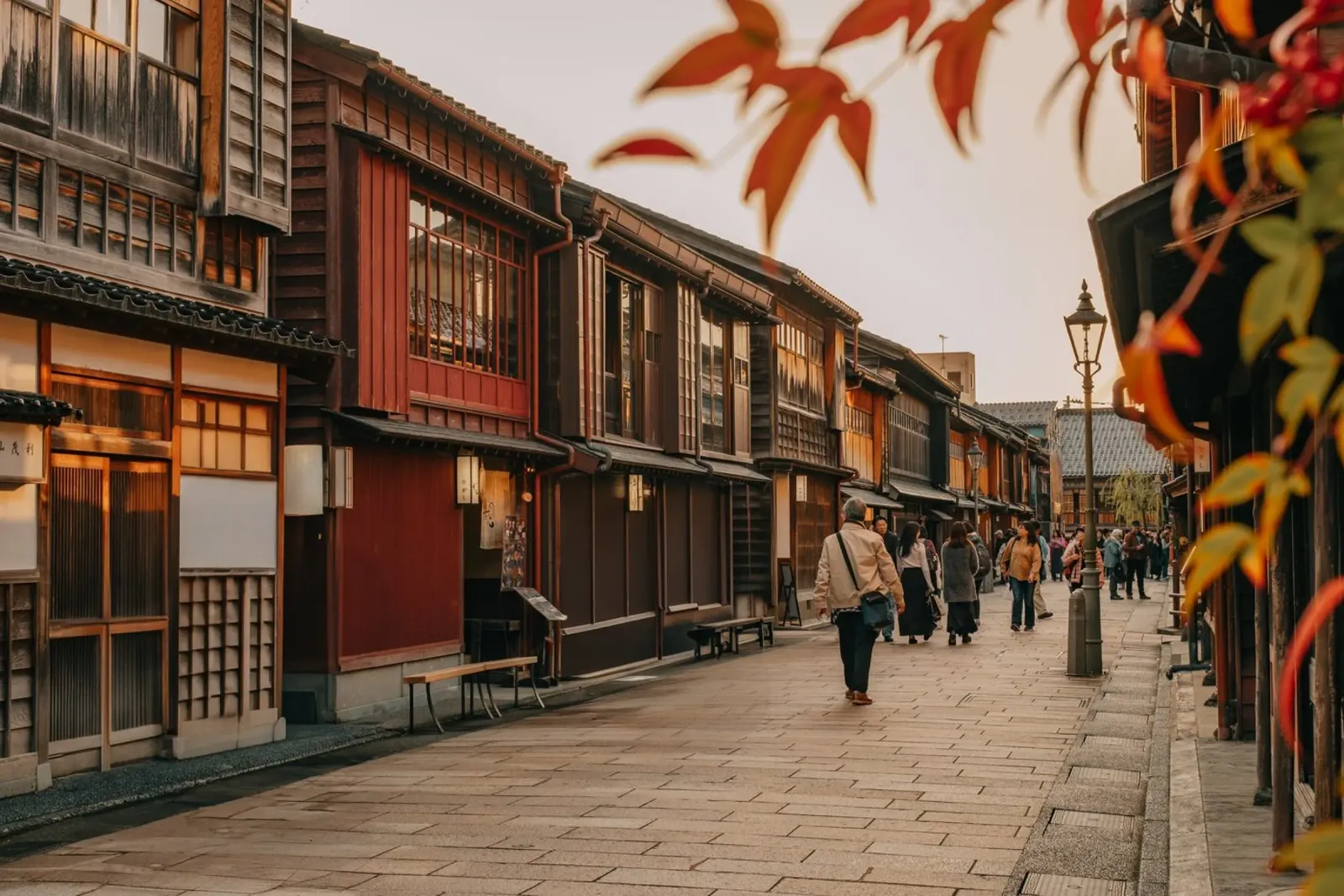 Tramonto a Kanazawa in autunno, Giappone pellicola backlit da Marcel Bisig