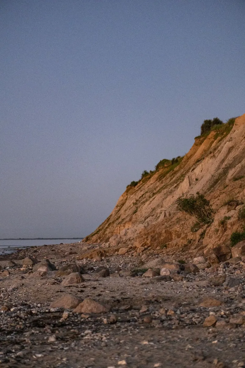 Felsen am Strand in der Dämmerung pellicola backlit da Stina Freytag