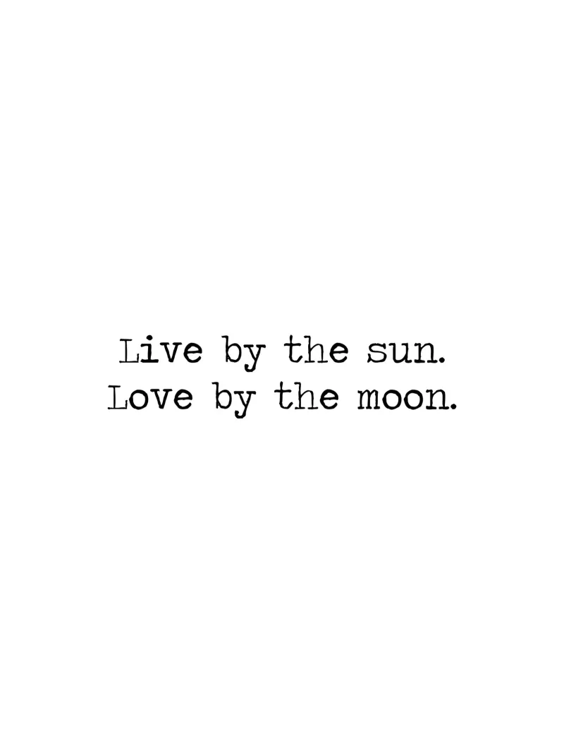 Vivere secondo il sole, amare secondo la luna citazione in bianco e nero pellicola backlit da Summer Soul Co. - Quotes