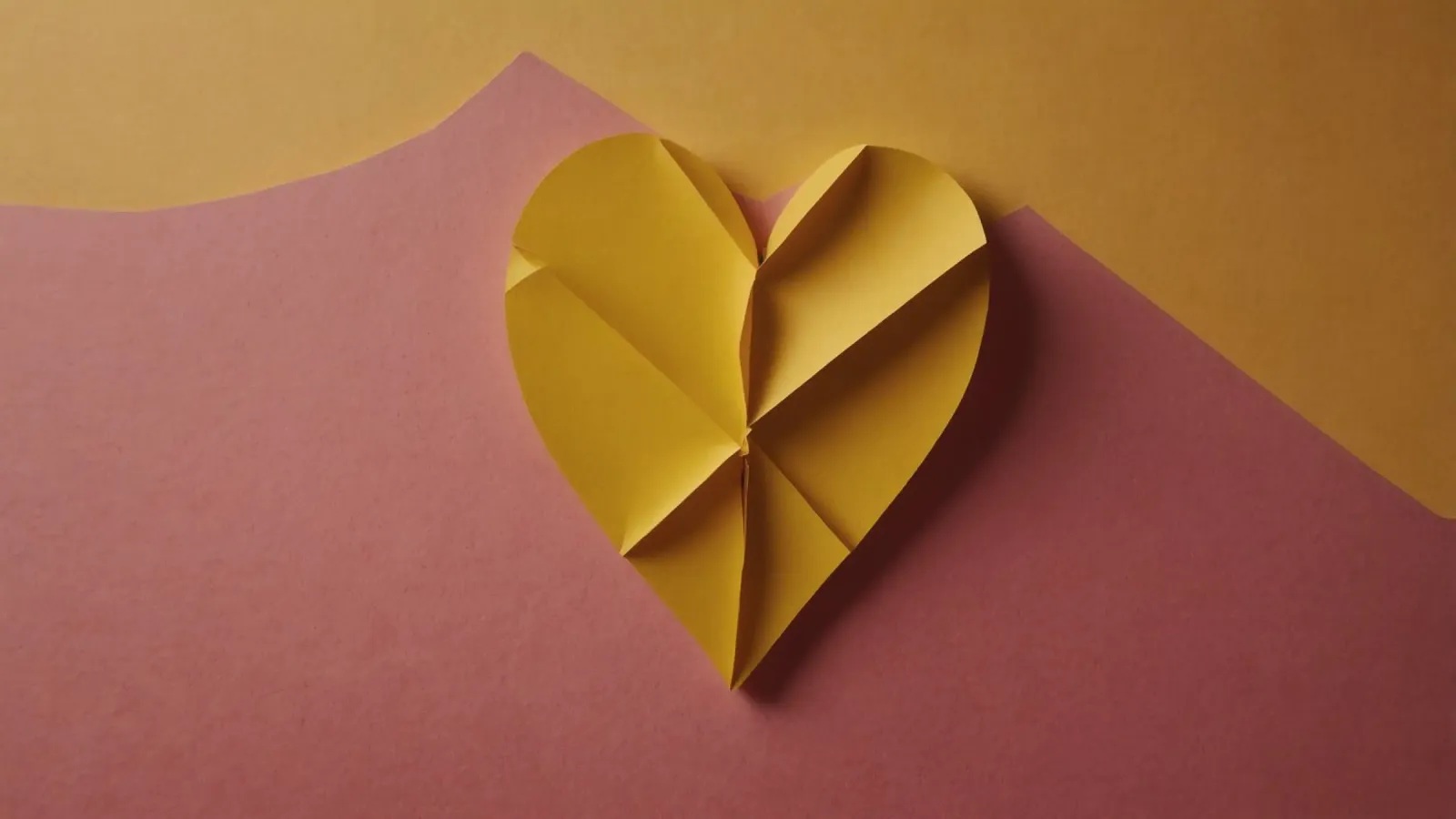 Creatief geel origamihartontwerp op papierachtergrond canvas van DesignDoodle