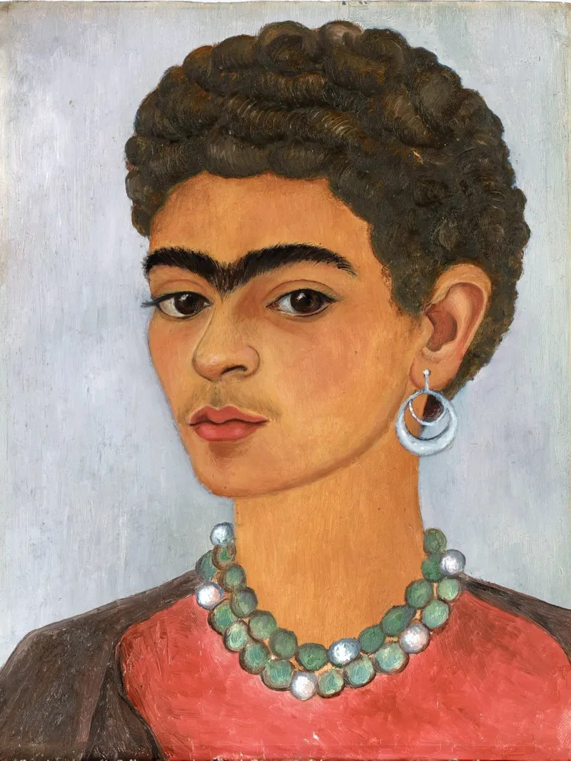 Frida Kahlo - Selbstporträt mit lockigem Haar Poster mit Holzrahmen von ARTOTHEK