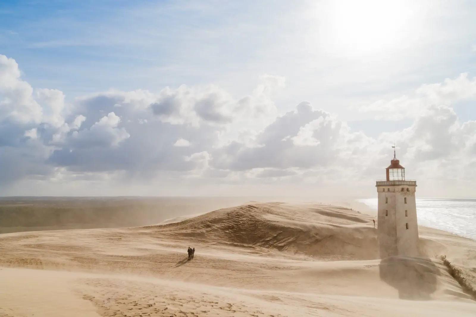 Faro di Rubjerg Knude in tempesta di sabbia pellicola backlit da foodphotolove