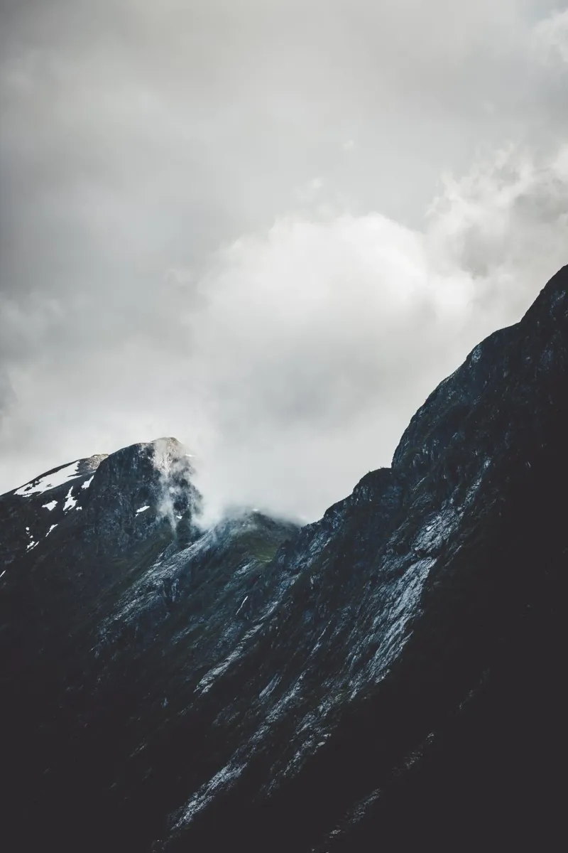 Crinale di montagna in Norvegia poster con telaio in legno da thetraveller
