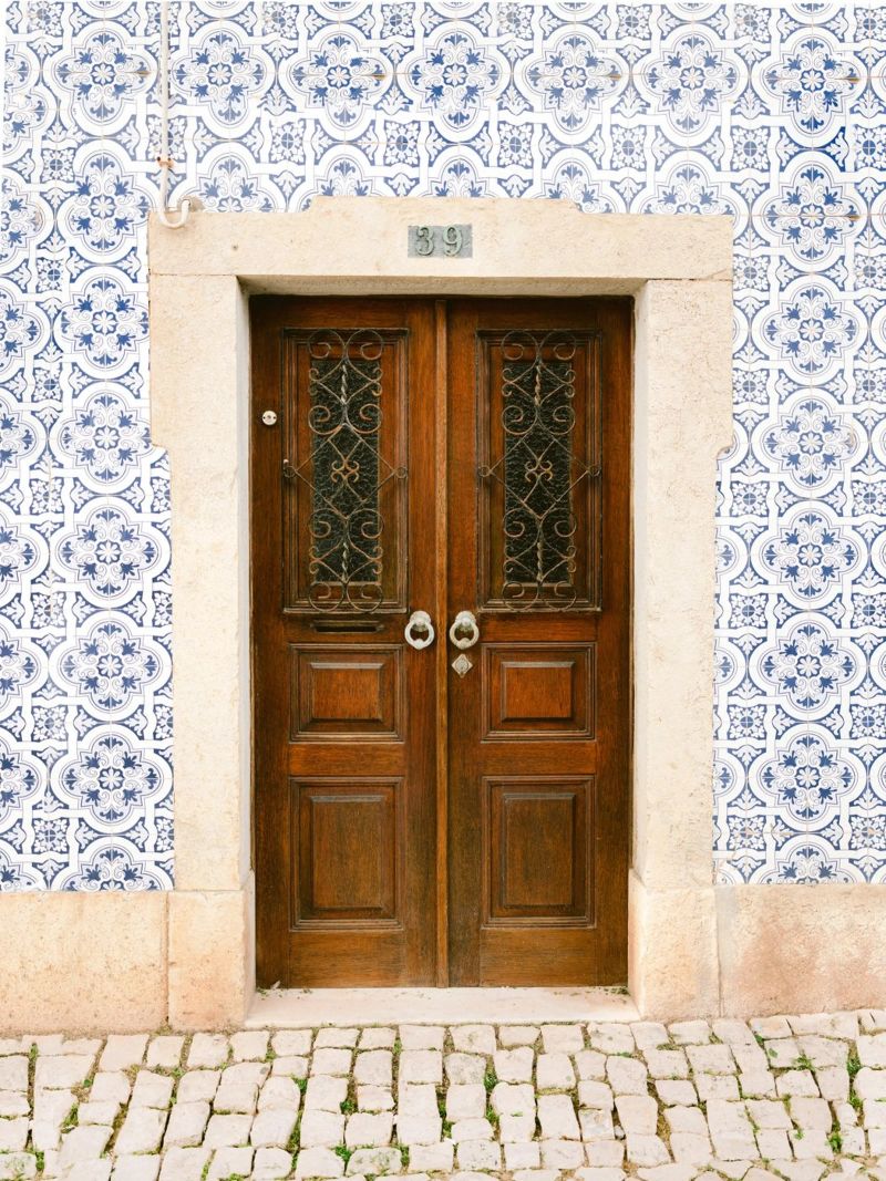 Timeless Wooden Door in Ericeira - Travel Photography poster de Raisa Zwart Photography